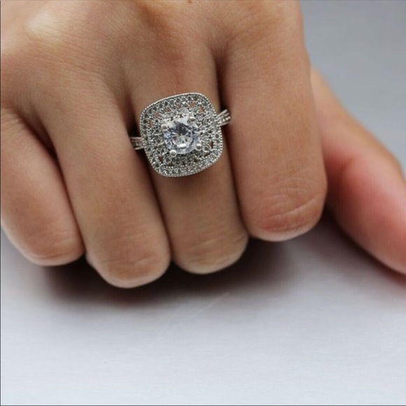 Vintage 925 Silver Round Cut White Sapphire Ring - Picture 4 of 4